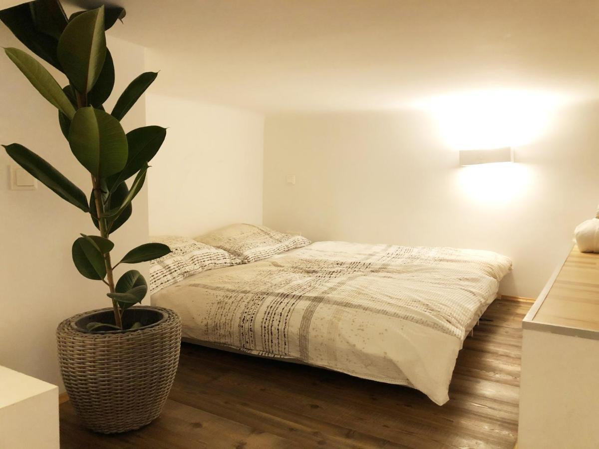 Stylish Loft Apartment City Center Wina Bagian luar foto